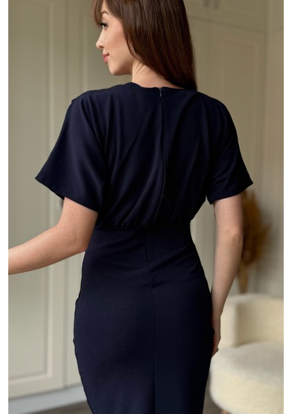 Kısa Kollu Şık Önü Yırtmaçlı Lacivert Midi Elbise