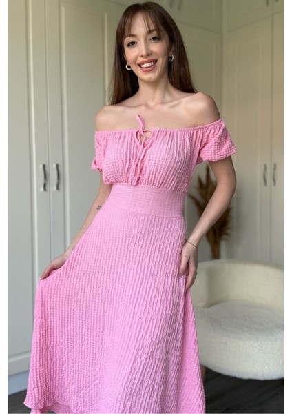 Omuzları Açık Gofre Kumaş Midi Pembe Elbise