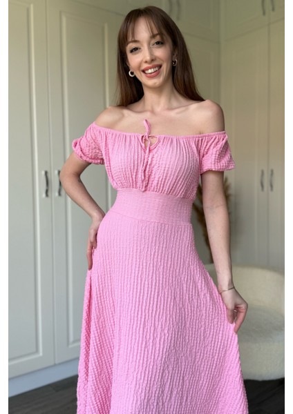 Omuzları Açık Gofre Kumaş Midi Pembe Elbise fiyatları