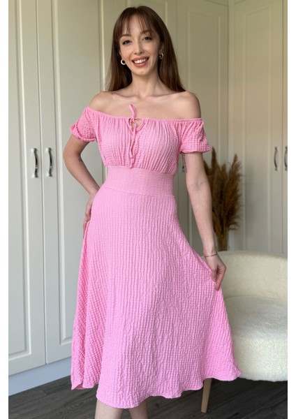 Omuzları Açık Gofre Kumaş Midi Pembe Elbise