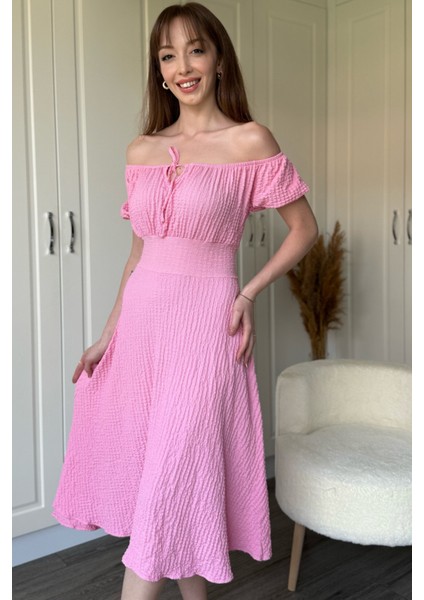 Omuzları Açık Gofre Kumaş Midi Pembe Elbise