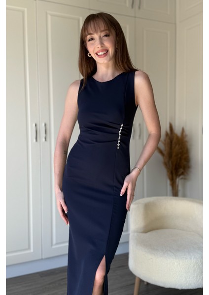 Taş Detaylı Yırtmaçlı Drapeli Lacivert Elbise