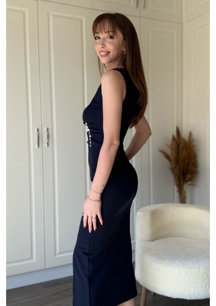 Taş Detaylı Yırtmaçlı Drapeli Lacivert Elbise