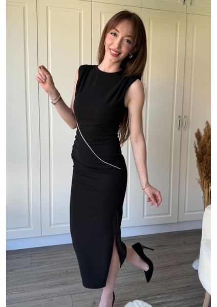 Drapeli Taş Detaylı Yırtmaçlı Midi Siyah Elbise