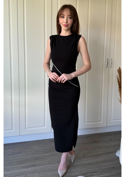 Drapeli Taş Detaylı Yırtmaçlı Midi Siyah Elbise