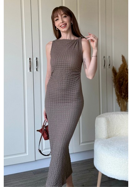 Gofre Kumaş Kolsuz Midi Kahverengi Drapeli Elbise