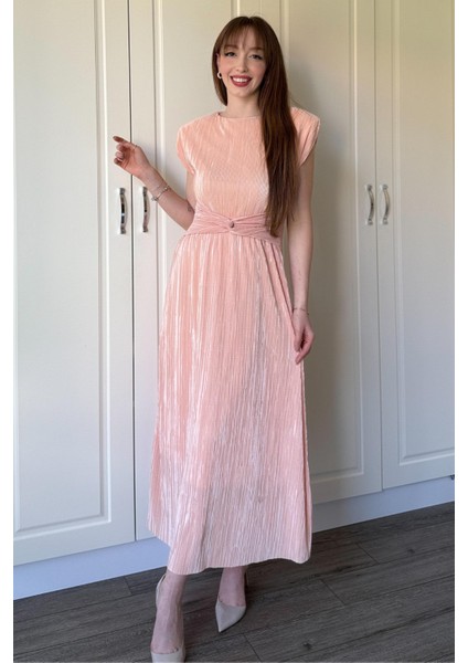 Vatkalı Krinkıl Midi Bel Detaylı Pudra Elbise