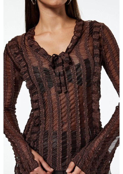 Kadın Fırfır Detaylı Uzun Kollu V Yaka Slim Fit Transparan Dantel Tişört 6WAL10580IK modelleri