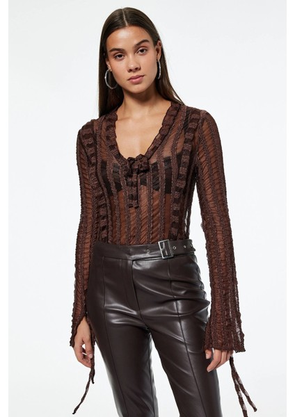 Kadın Fırfır Detaylı Uzun Kollu V Yaka Slim Fit Transparan Dantel Tişört 6WAL10580IK fırsatları