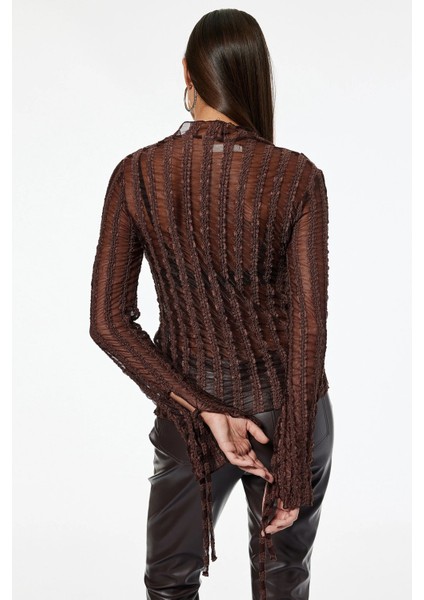 Kadın Fırfır Detaylı Uzun Kollu V Yaka Slim Fit Transparan Dantel Tişört 6WAL10580IK indirimleri