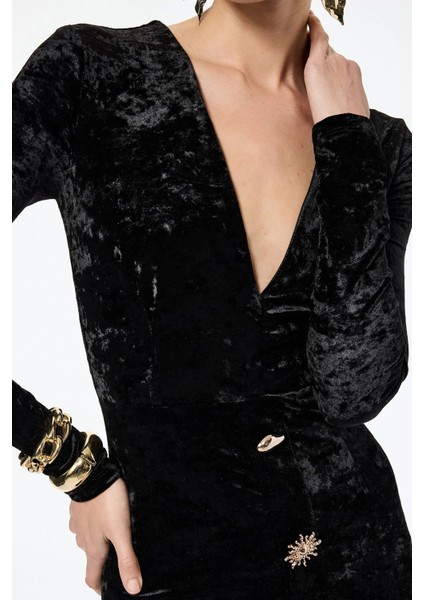 Kadın V Yaka Uzun Kollu Metal Aksesuarlı Slim Fit Kadife Elbise 6WAK80121FK fiyatları