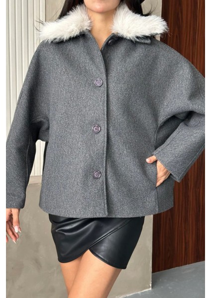 Kadın Bej Kürk Yakalı Kısa Ceket Kaşe Kumaş Oversize Geniş Kol Düğmeli Kışlık