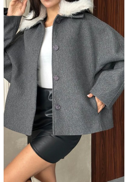 Kadın Bej Kürk Yakalı Kısa Ceket Kaşe Kumaş Oversize Geniş Kol Düğmeli Kışlık