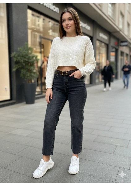 Kadın Yüksek Bel Mom Jean Kesik Paça Detaylı Gold Tokalı Kemerli Düz Kesim Denim