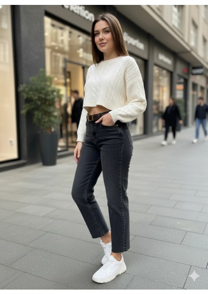 Kadın Yüksek Bel Mom Jean Kesik Paça Detaylı Gold Tokalı Kemerli Düz Kesim Denim fiyatları