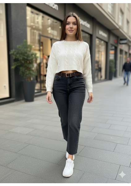 Kadın Yüksek Bel Mom Jean Kesik Paça Detaylı Gold Tokalı Kemerli Düz Kesim Denim modelleri