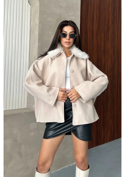 Kadın Bej Kürk Yakalı Kısa Ceket Kaşe Kumaş Oversize Geniş Kol Düğmeli Kışlık