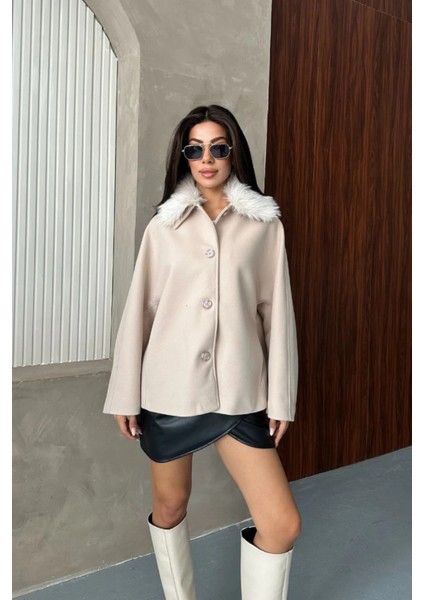Kadın Bej Kürk Yakalı Kısa Ceket Kaşe Kumaş Oversize Geniş Kol Düğmeli Kışlık modelleri