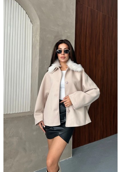 Kadın Bej Kürk Yakalı Kısa Ceket Kaşe Kumaş Oversize Geniş Kol Düğmeli Kışlık