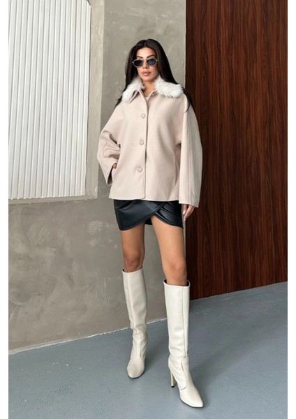 Kadın Bej Kürk Yakalı Kısa Ceket Kaşe Kumaş Oversize Geniş Kol Düğmeli Kışlık