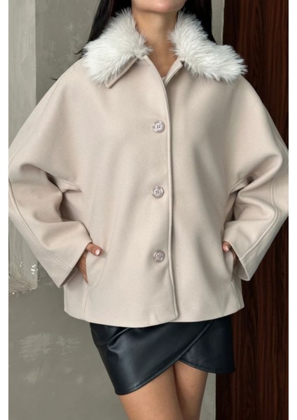 Kadın Bej Kürk Yakalı Kısa Ceket Kaşe Kumaş Oversize Geniş Kol Düğmeli Kışlık