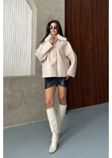 Kadın Bej Kürk Yakalı Kısa Ceket Kaşe Kumaş Oversize Geniş Kol Düğmeli Kışlık