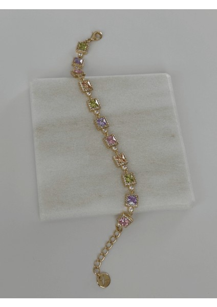 14 K Renginde Renkli Swarovski Taşlı Kare Şekilli Gold Bileklik modelleri