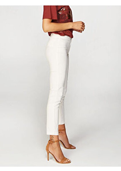 Kadın Slim Fit Klasik Pantolon Ekru Desenli %66 Pamuk %29 Naylon %5 Elastan modelleri