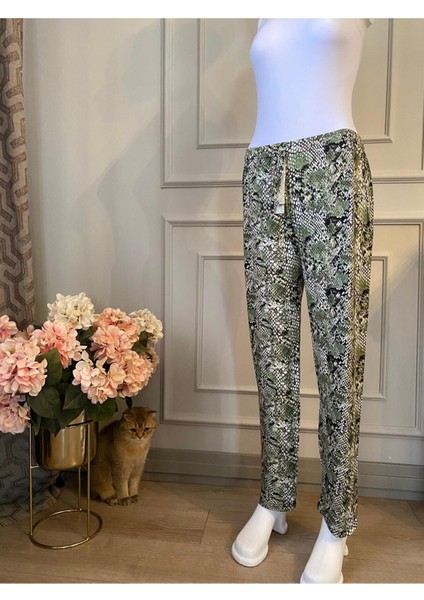 Yumuşak Dokulu, Pamuklu, Rahat Kalıp ve Şık Desenli Kadın Pijama Altı. Gün Boyu Konfor Sağlar