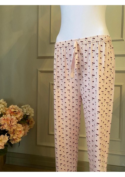 Yumuşak Dokulu, Pamuklu, Rahat Kalıp ve Şık Desenli Kadın Pijama Altı. Gün Boyu Konfor Sağlar fiyatları