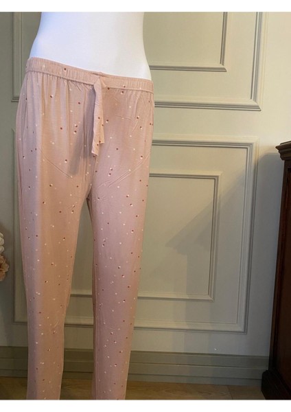 Yumuşak Dokulu, Pamuklu, Rahat Kalıp ve Şık Desenli Kadın Pijama Altı. Gün Boyu Konfor Sağlar modelleri