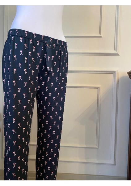 Yumuşak Dokulu, Pamuklu, Rahat Kalıp ve Şık Desenli Kadın Pijama Altı. Gün Boyu Konfor Sağlar modelleri