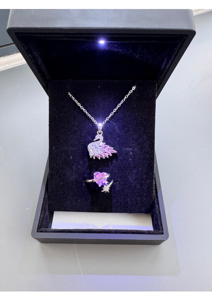 Işıklı Kutuda Pembe Kuğukolye Yüzük Seti Çelik