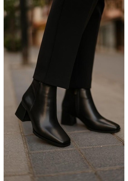 Küt Burunlu Kalın Topuklu Günlük Bot modelleri