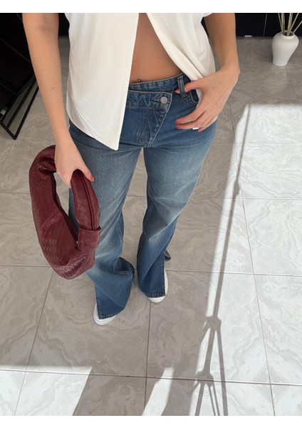 Asimetrik Kemer Detaylı Jean