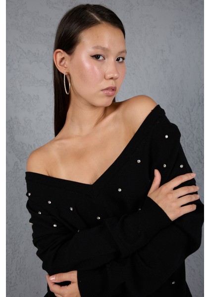 Kadın Siyah Önü Taş Detaylı V Yaka Triko Bluz