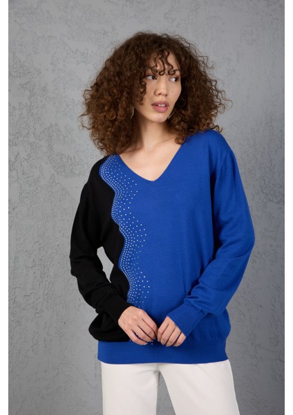 Saks-Siyah Iki Renkli Taş Detaylı V Yaka Triko Bluz fiyatları