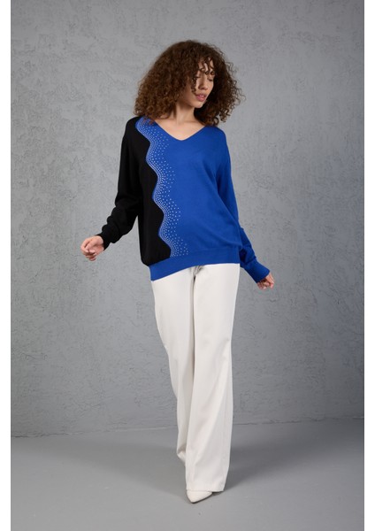 Saks-Siyah Iki Renkli Taş Detaylı V Yaka Triko Bluz