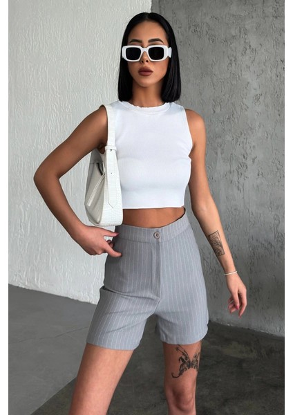 Zarif ve Şıklığı Bir Arada Sunan Yüksek Bel Krep Esnek Çimalı Çizgili Şort Gri