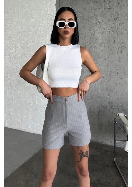 Zarif ve Şıklığı Bir Arada Sunan Yüksek Bel Krep Esnek Çimalı Çizgili Şort Gri modelleri