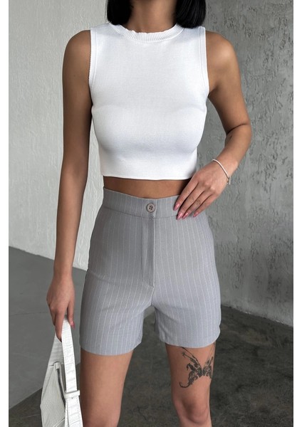 Zarif ve Şıklığı Bir Arada Sunan Yüksek Bel Krep Esnek Çimalı Çizgili Şort Gri indirimleri