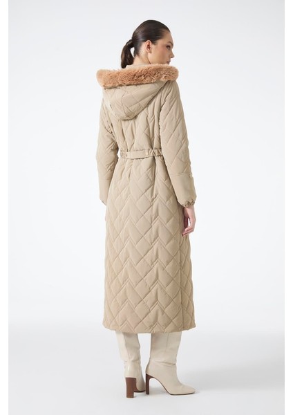 Kürk Detaylı Kapüşonlu Uzun Şişme Mont 12765 modelleri