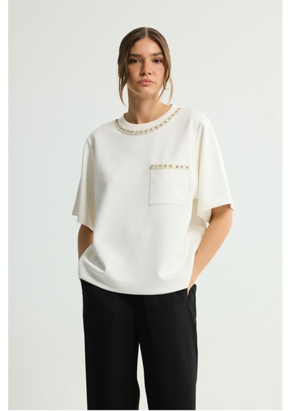 Cepleri ve Yakası Taşlı Tişört Kemik 175L9677000