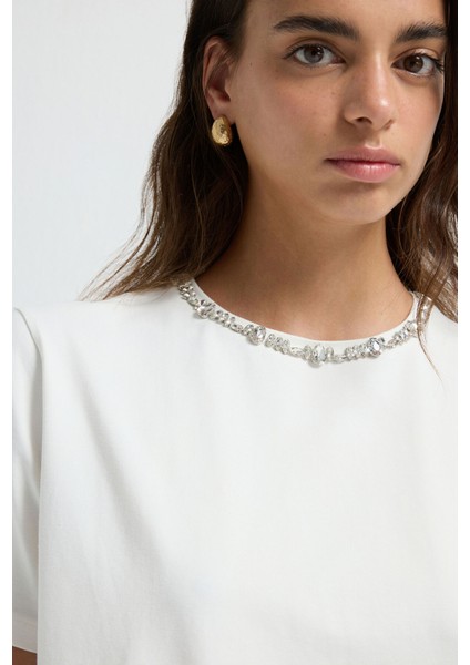 Yakası Taşlı Kısa Kol Tişört Kemik 17543613002 fiyatları