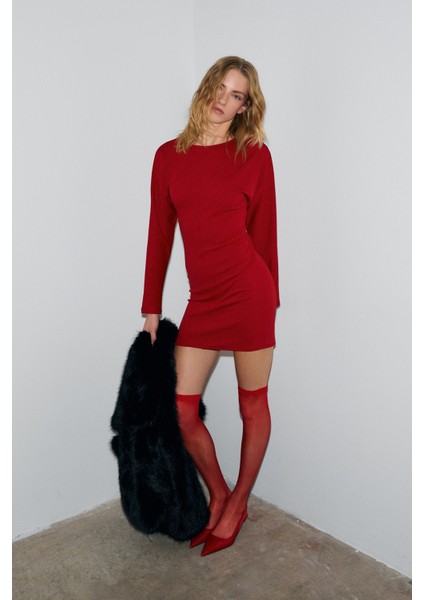 NIVARA Kadın Yuvarlak Yaka Yarasa Uzun Kollu Ön Süs Dikiş Detaylı Arkası Fermuarlı Mini Kırmızı Elbi fiyatları