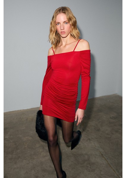 Gresse Kadın Omuzları Açık Büzgü Detaylı Esnek Kumaşlı Vücuda Oturan Askılı Mini Kırmızı Elbise modelleri