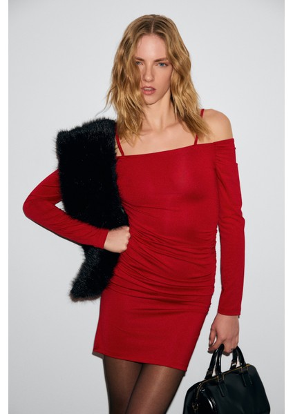 Gresse Kadın Omuzları Açık Büzgü Detaylı Esnek Kumaşlı Vücuda Oturan Askılı Mini Kırmızı Elbise indirimleri