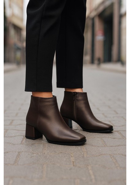 Küt Burunlu Kalın Topuklu Günlük Bot modelleri