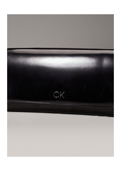 Kadın Logolu Zincir Askılı Siyah Cüzdan modelleri