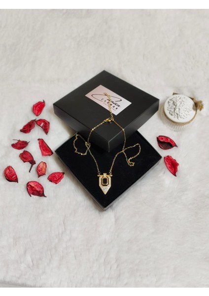 Safir Taşlı Shield Kolye